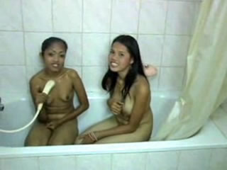 柬埔寨美尻酒吧陪酒女在沐浴間洗澡