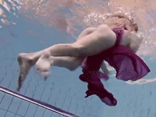 俄羅斯紅發妖魅嫩妹在水里面裸體游泳
