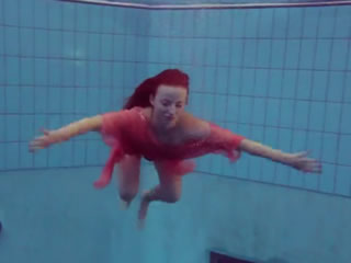 歐洲私人游泳池裡的紅發女郎